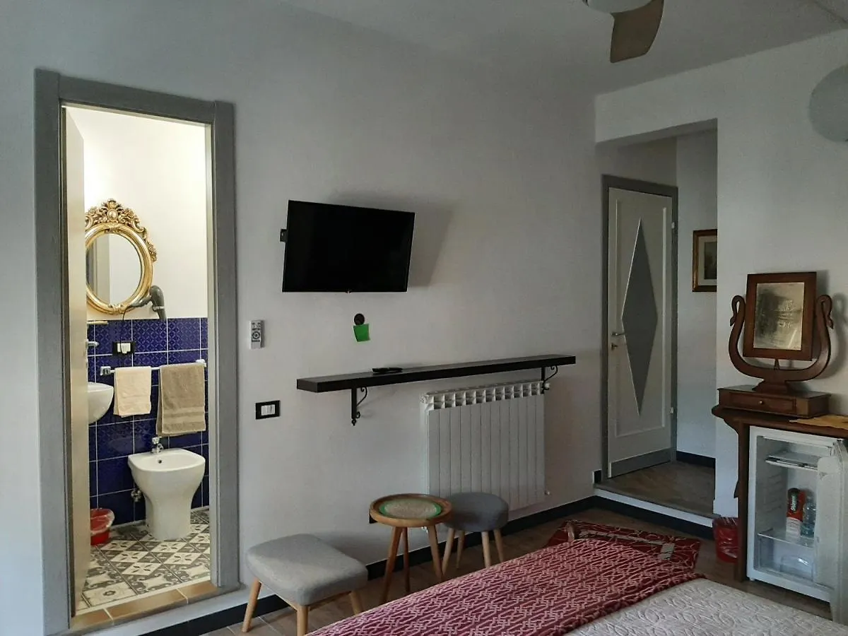 Retro' Beb Bed & Breakfast La Spezia 0*,